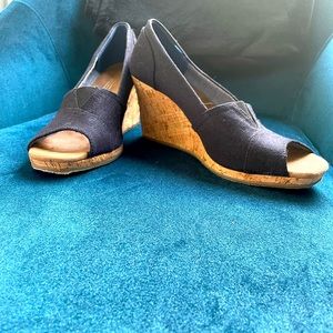 Tom's Women' Size 9 Black Peeptoe Wedges